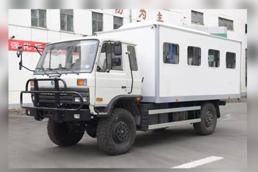 4×4越野客艙房車出口_東風四驅(qū)EQ2070越野客車廠家直銷_專用車底盤改裝30人廂式車