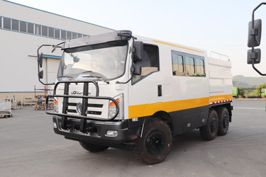 六驅(qū)10座搶險(xiǎn)救災(zāi)車3m3加運(yùn)油罐車_6×6平頭越野道路救援工程車